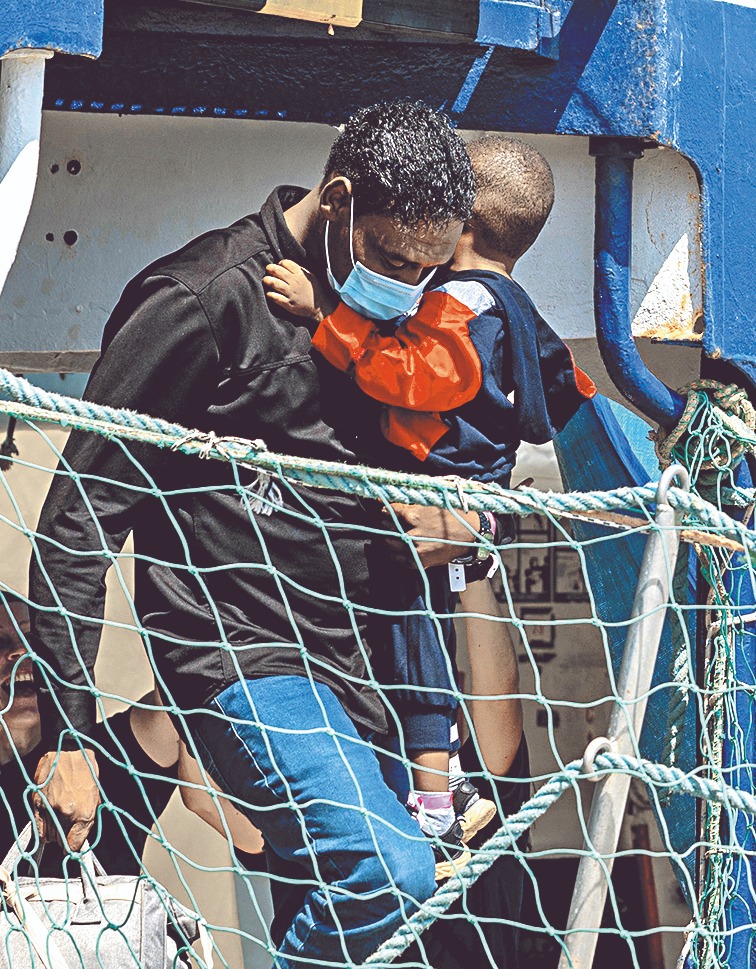 Un hombre y su hija llegan a Rávena tras ser rescatados. EFE