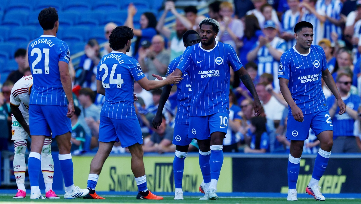 Jugadores de Brighton pagan boleto a los aficionados que viajaron hasta Noruega para apoyarlos (Reuters)