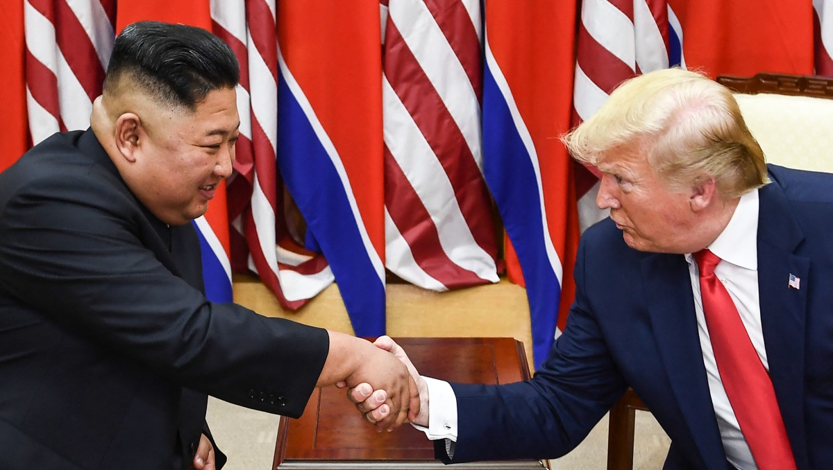 El líder de Corea del Norte, Kim Jong Un yDonald Trump, se estrechan la mano durante una reunión en 2019. | AFP