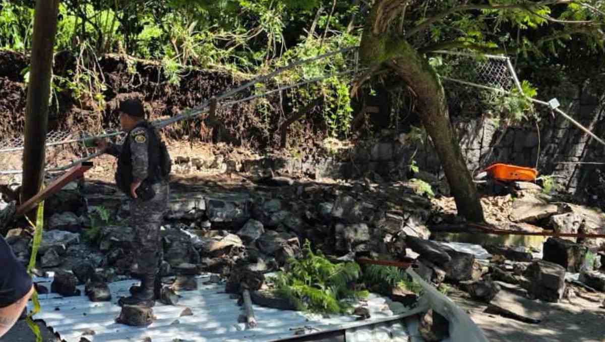 Paramédicos, bomberos y elementos de Protección Civil trabajaron entre los escombros. | Foto: Especial