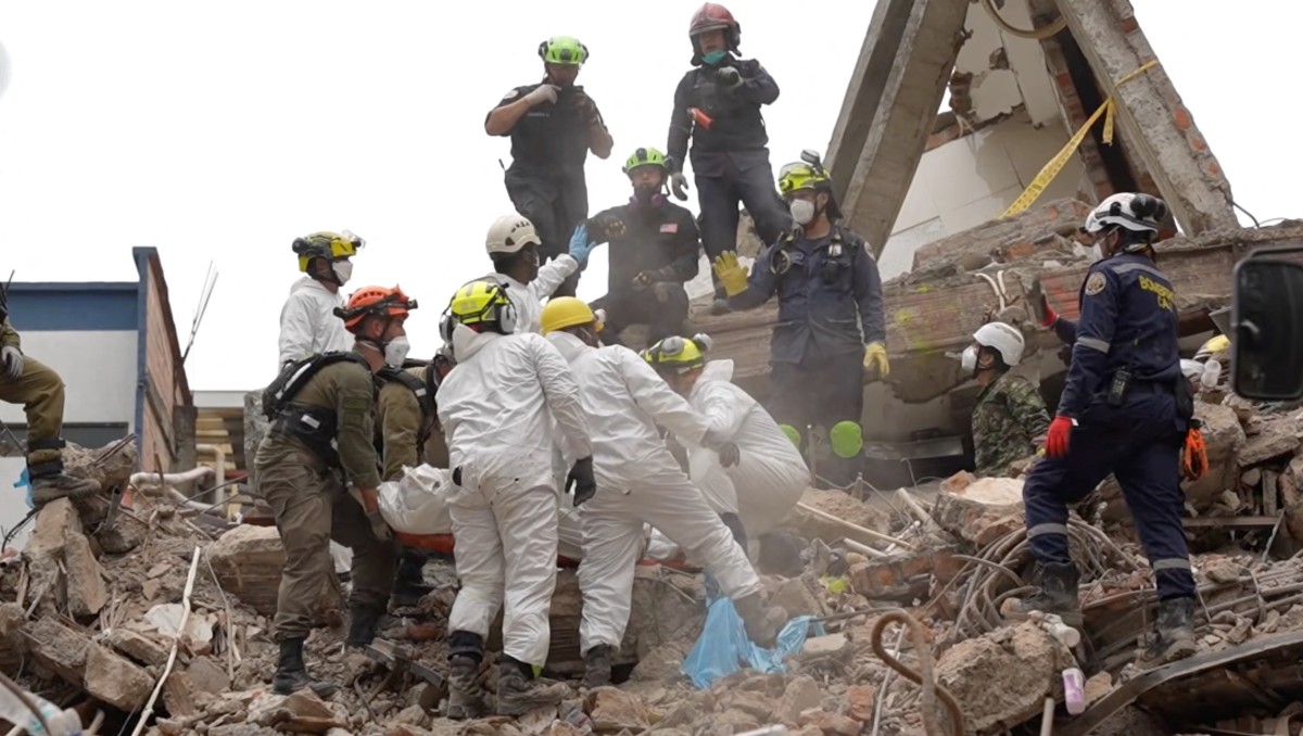 Personal de emergencia continúa labores de rescate en Cali | Foto: Reuters