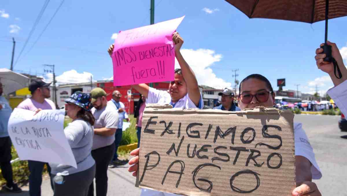 El personal de salud que se desempeña en distintos hospitales del Edomex realizó movilizaciones para denunciar la falta del pago. | Foto: Cuartoscuro