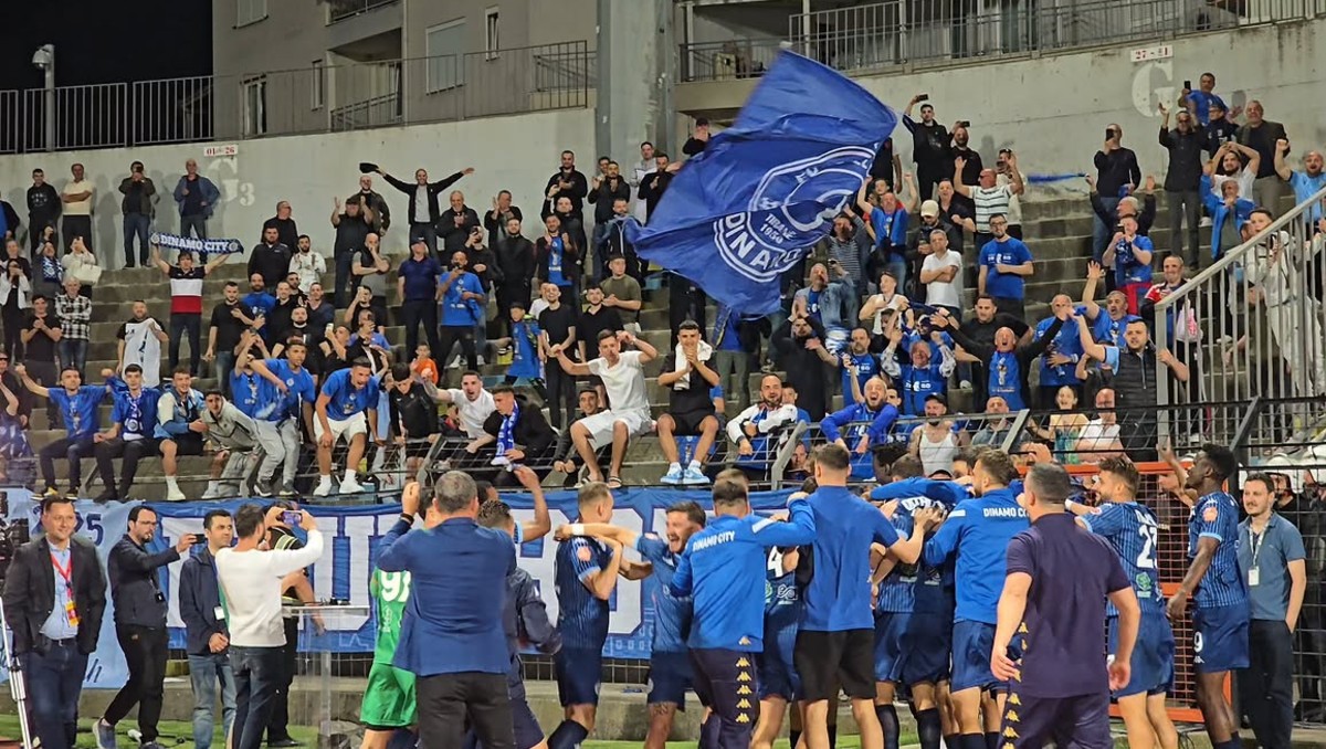 Presidente del Dinamo City celebró triunfo lanzándoles dinero en el vestuario a los jugadores (Instagram @fc.dinamocity)