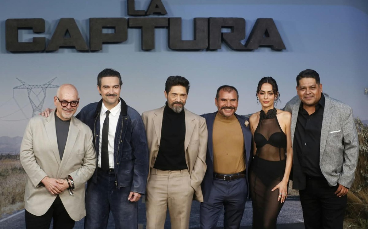 Productor Francisco González Compeán con Alfonso Herrera , Héctor  Kotsifakis, Noé Hernández , Paola Fernández  y Juan Pablo Cruz. Foto: Araceli López