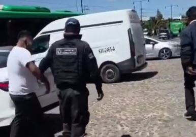 Riña entre chóferes de transporte público. (Cortesía)