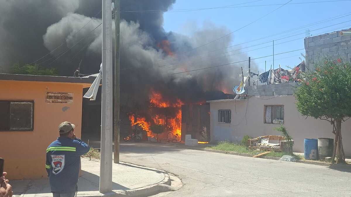En Torreón, incendio consume vivienda y deja dos tortugas muertas. | Foto: Alejandro Castañeda.