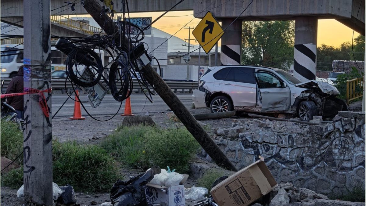 La camioneta quedó practicamente incrustada en el paso peatonal. | Redes Sociales
