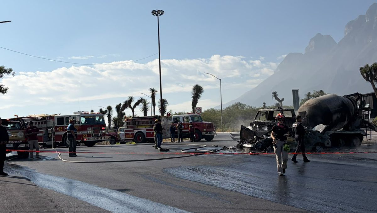 Un choque entre una revolvedora y un auto provocó el incendio de las unidades y el cierre total de Paseo de los Leones. Édgar Plata