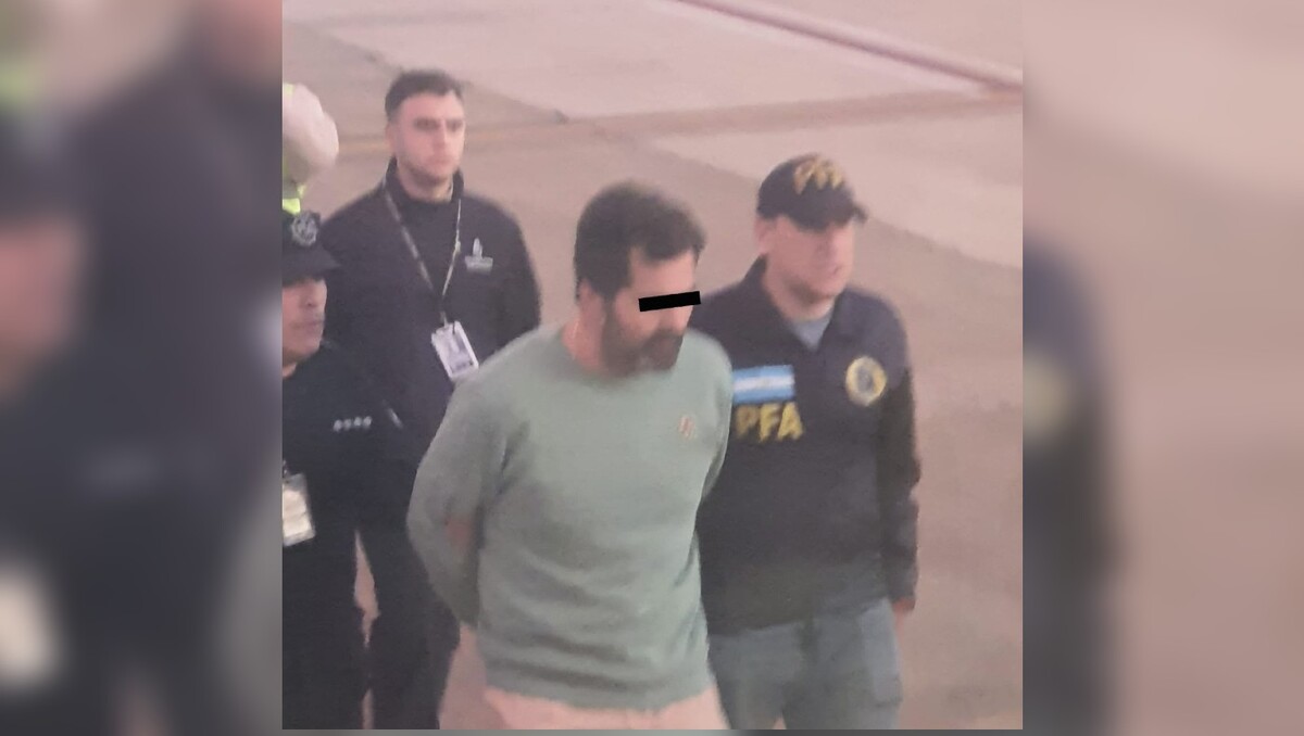 Trasladan a Fernando Farías Laguna a México tras ser detenido en Argentina por el delito de huachicol fiscal.