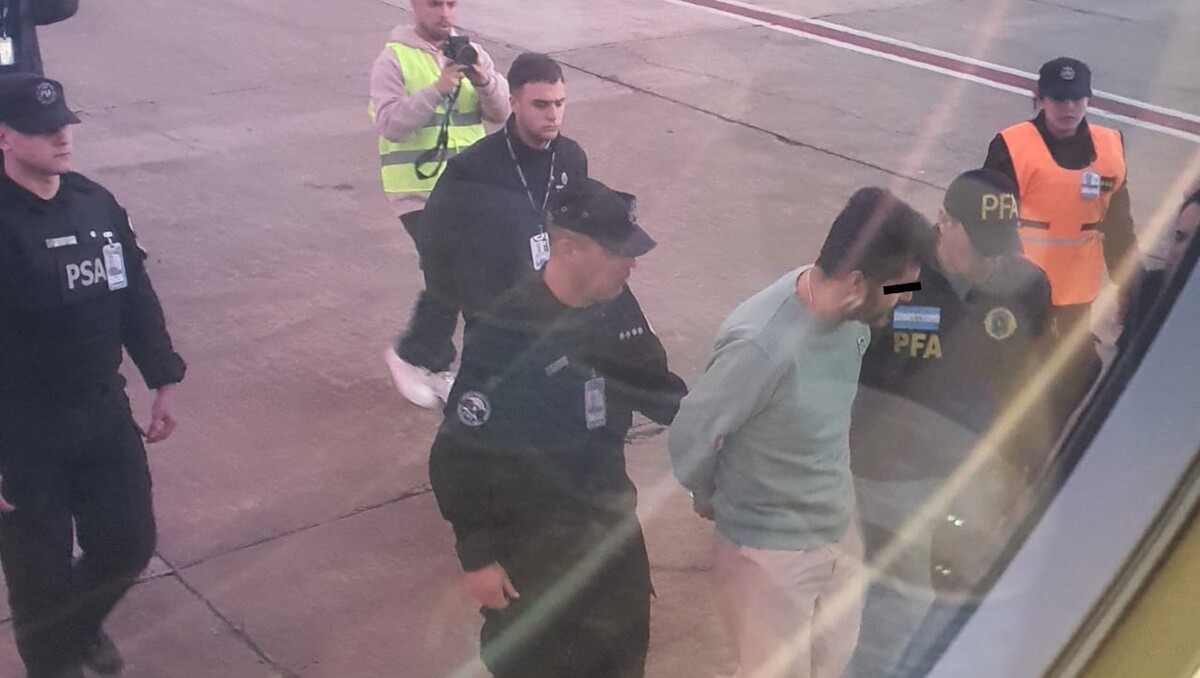 Trasladan a Fernando Farías Laguna a México tras ser detenido en Argentina por el delito de huachicol fiscal.