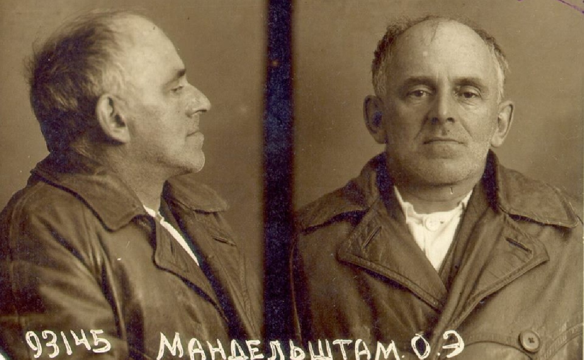 Fotografía de Osip Mandelshtam tomada en 1938 por el Comisariado del Pueblo para Asuntos Internos de la Unión Soviética. (Wikimedia Commons)