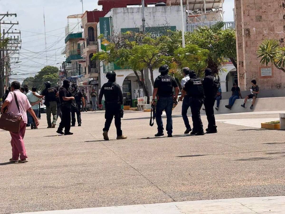 Fuerzas federales y estatales mantuvieron resguardada la zona del Ayuntamiento de Paraíso durante las detenciones. | Foto: Liliana Collado