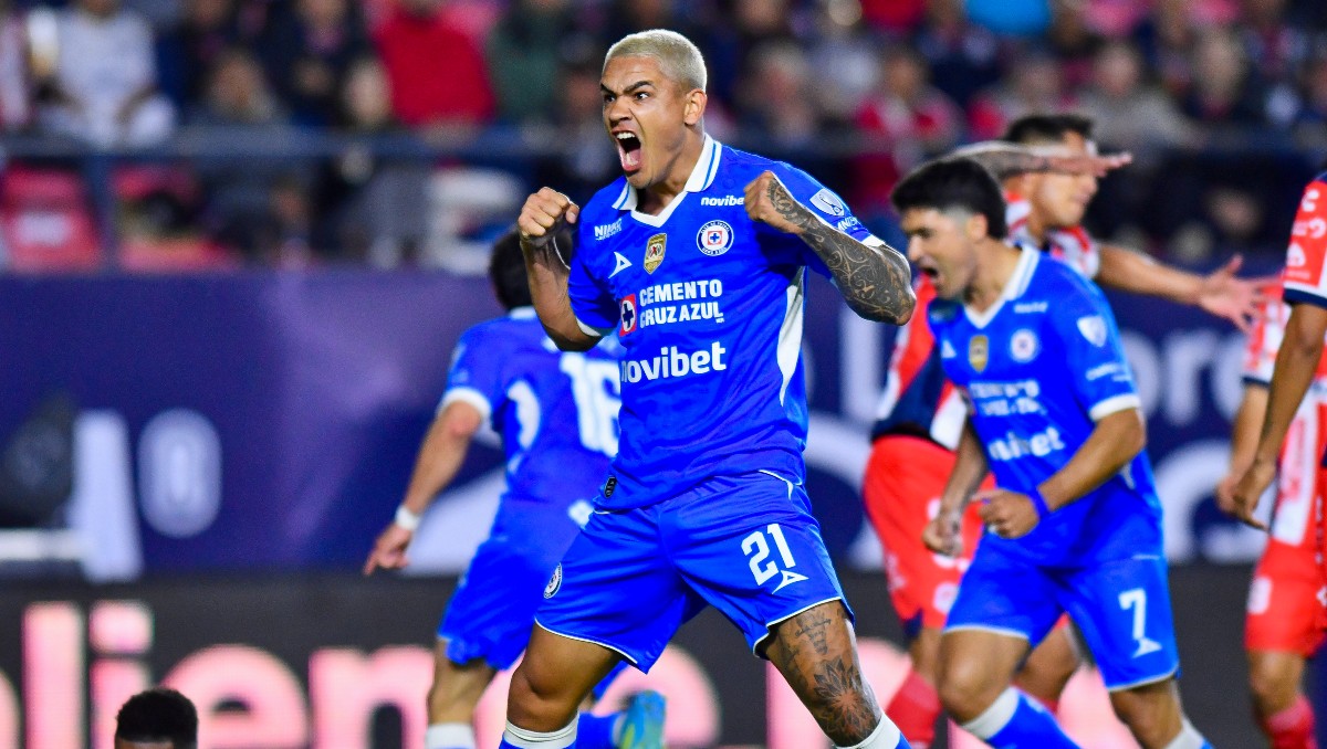 Gabriel Fernández insiste en quedarse en Cruz Azul en medio de las charlas de su renovación (Imago7)
