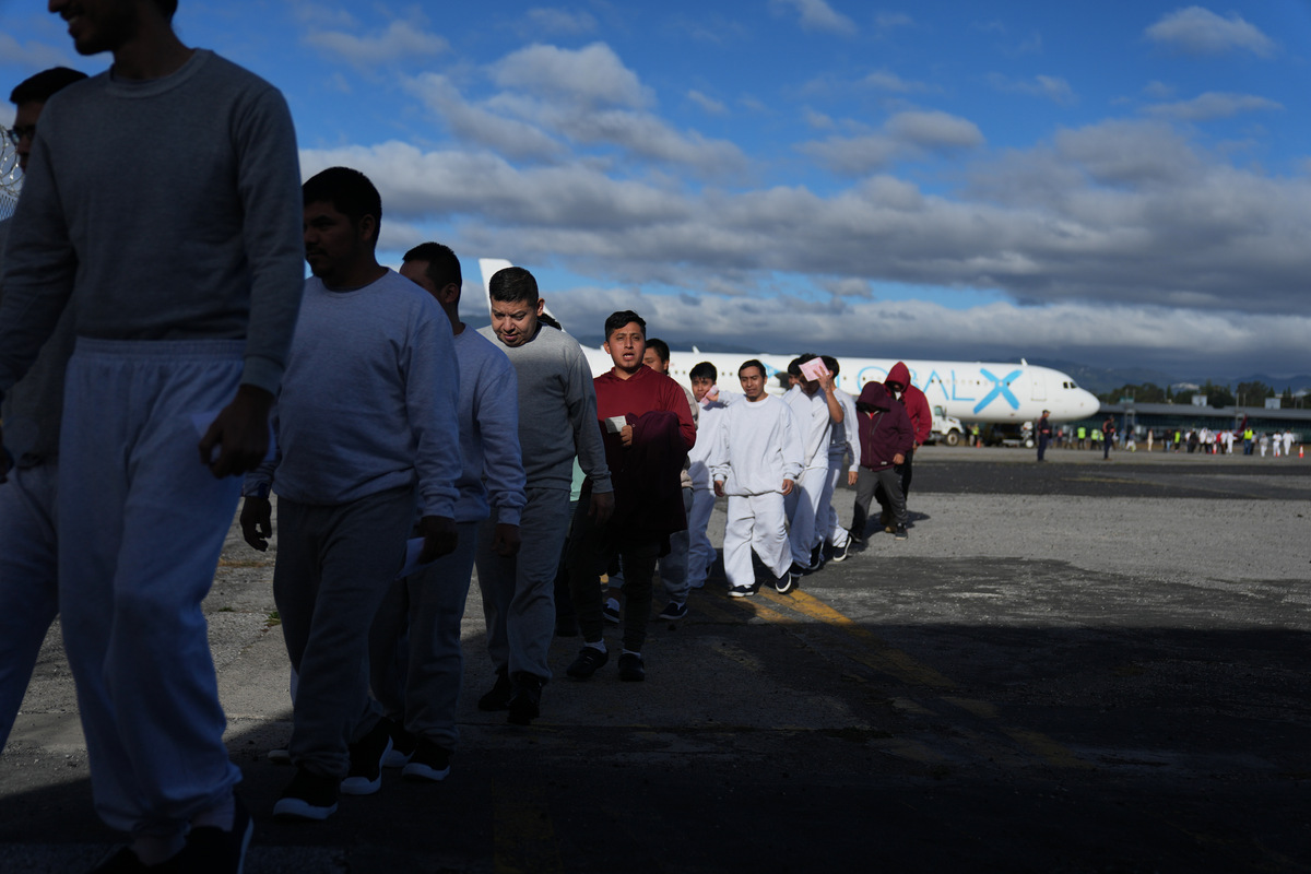 - Guatemaltecos deportados de Estados Unidos llegan al aeropuerto La Aurora de la Ciudad de Guatemala. | AP
