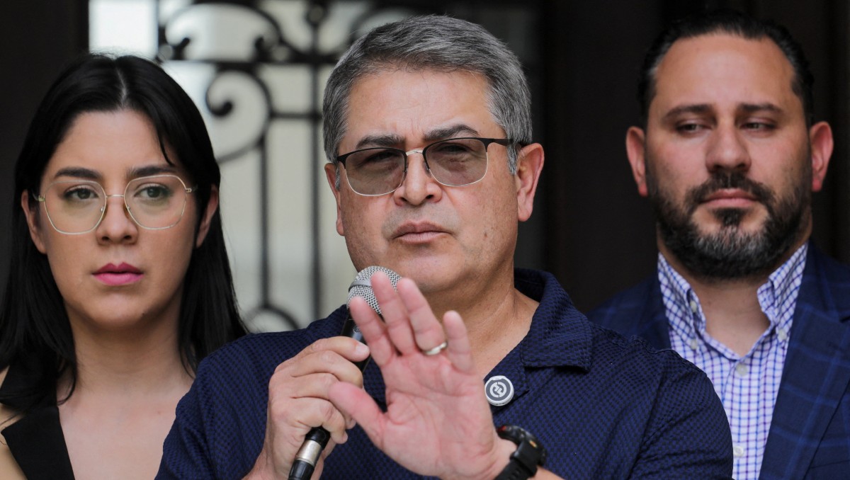 Juan Orlando Hernández ofrece una rueda de prensa frente a su casa en Honduras | Foto: Reuters