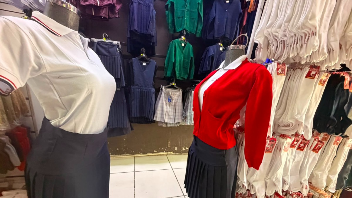 Padres de familia acuden a comprar uniformes escolares para retomar las clases en Jalisco (Roberto Hurtado)