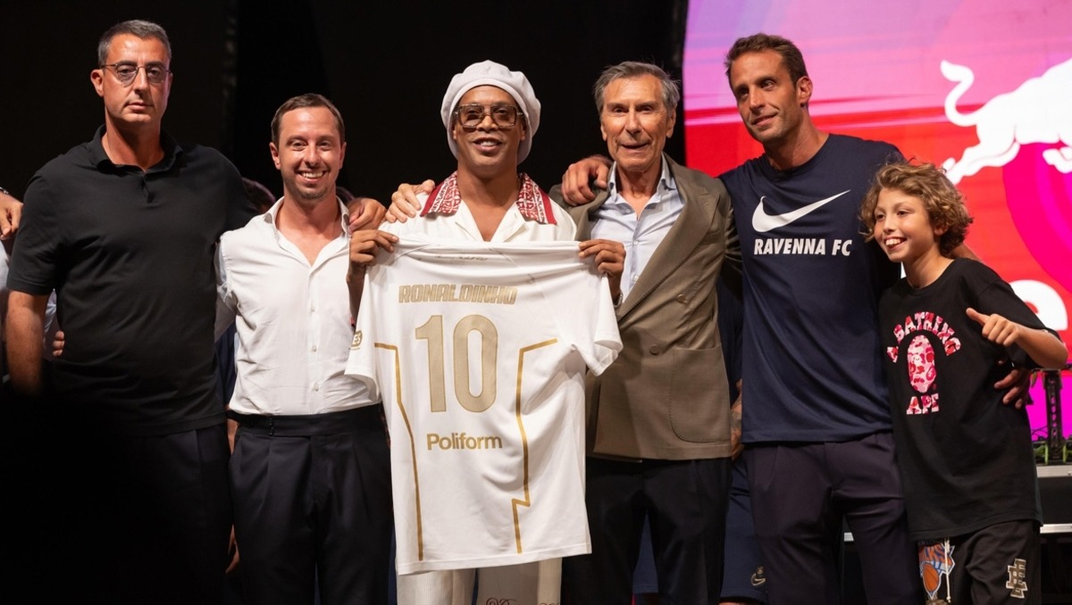 Ronaldinho posa con la camiseta número 10 del Ravenna durante su presentación oficial como nuevo jugador del club italiano. (Agencia EFE)