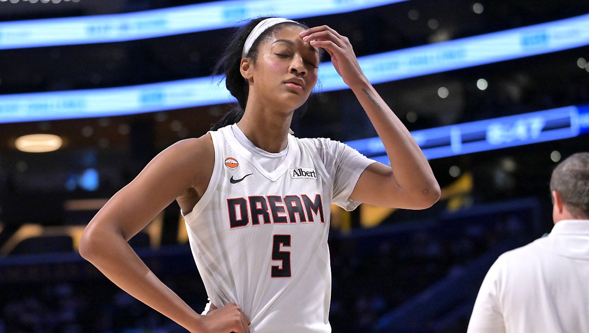 Angel Reese fue una de las jugadoras que señaló al fan que lanzó el juguete sexual durante el partido de la WNBA (Reuters)