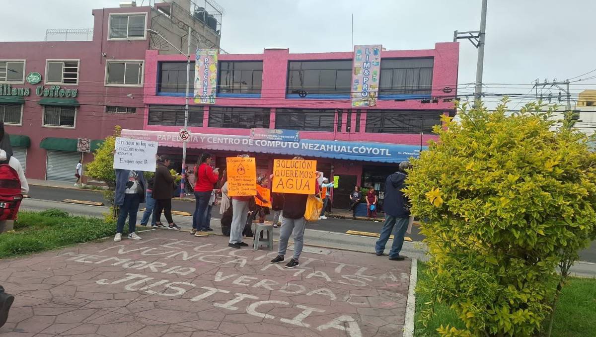 El bloqueo afecta la circulación hacia Pantitlán y Los Reyes La Paz; vecinos reclaman agua potable en sus colonias. | Foto: Zuleyma García