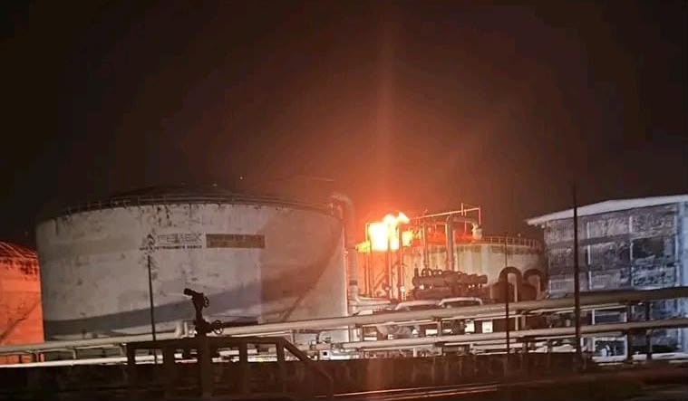 Bomberos y personal contraincendios de Pemex trabajan en el área para evitar que las llamas se extiendan. | Foto: Fluvio César Martínez