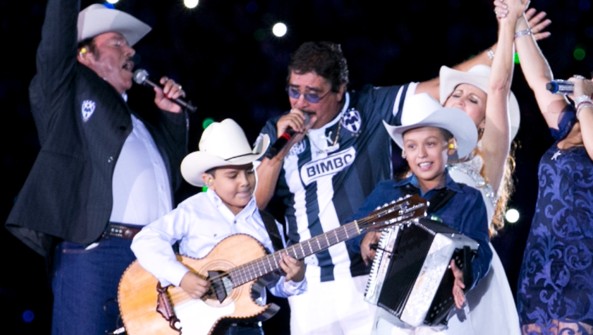 Celso Piña durante la inauguración del Gigante de Acero, casa de Rayados (Imago7)