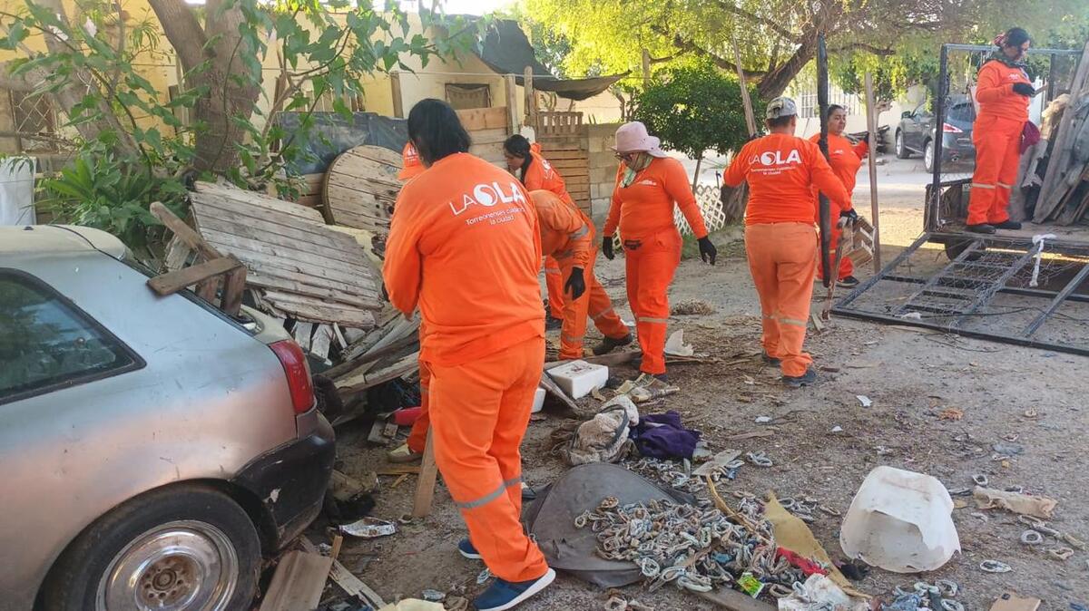 Dos detenidos tras denuncias por viviendas repletas de basura. | Kirk Castillo