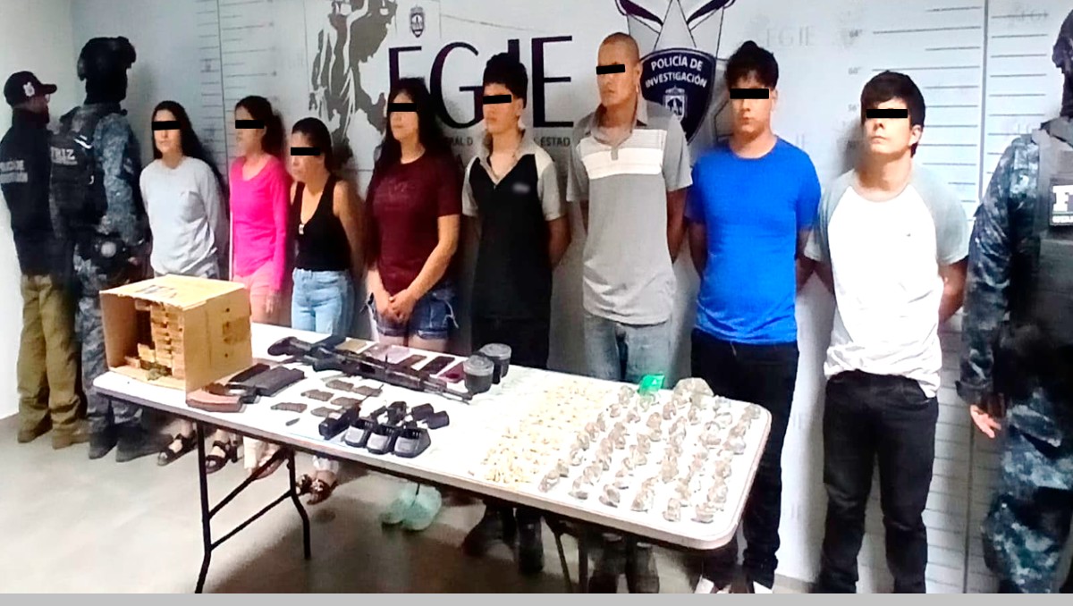 Un fusil de asalto, 118 cartuchos, narcóticos, radios y tres vehículos fueron incautados tras la liberación de dos personas.| Foto: Especial