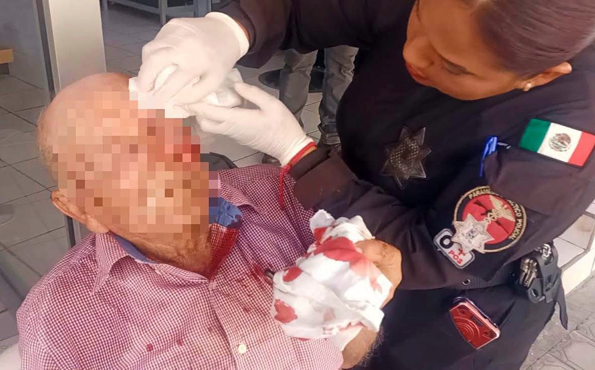 Guardia Estatal brinda primeros auxilios a adulto mayor lesionado en Matamoros. | Vía FB.- Secretaria de Seguridad Pública Tamaulipas