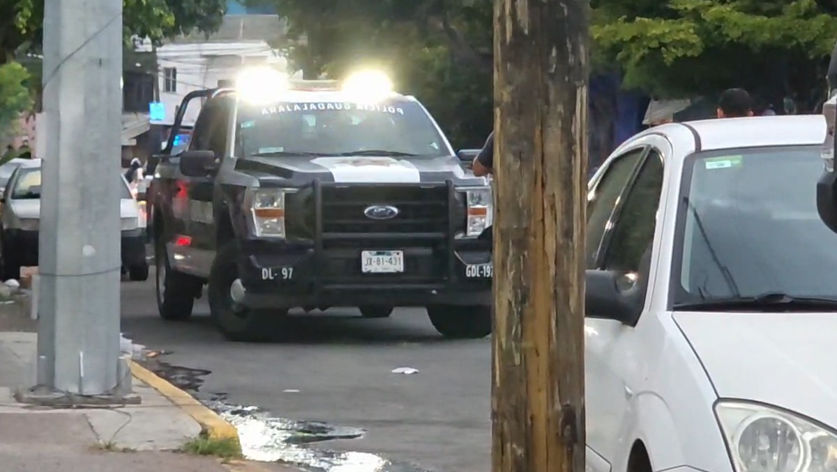 Policías de Guadalajara apoyaron en el traslado de la víctima tras el ataque en la colonia Olímpica (Juan Carlos Munguía)