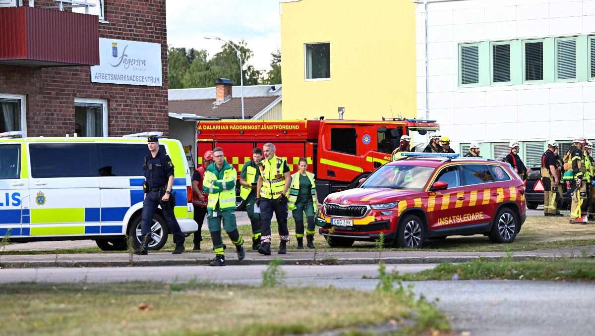 Policías y personal de emergencia trabajan afuera de Brinellskola en Suecia | Foto: Reuters