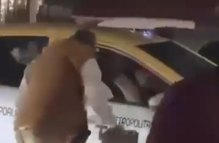 Taxista agrede a hombre en Plaza Universidad. (Cortesía)