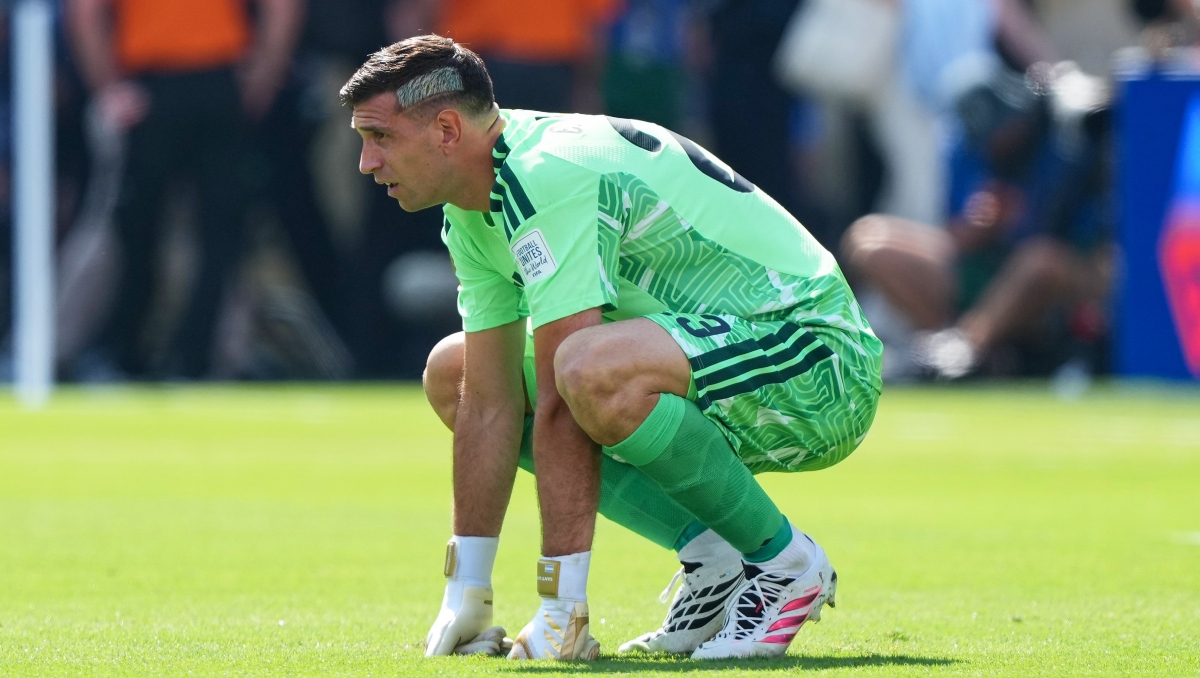Técnico del Aston Villa acepta que 'Dibu' Martínez quiere irse del equipo (Imago7)