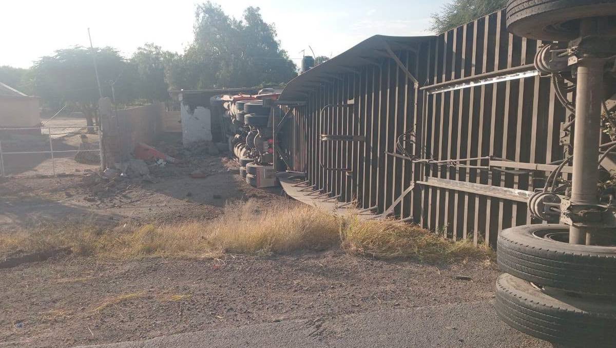 El tráiler habría perdido el control y había salido del camino hasta impactarse con la casa
