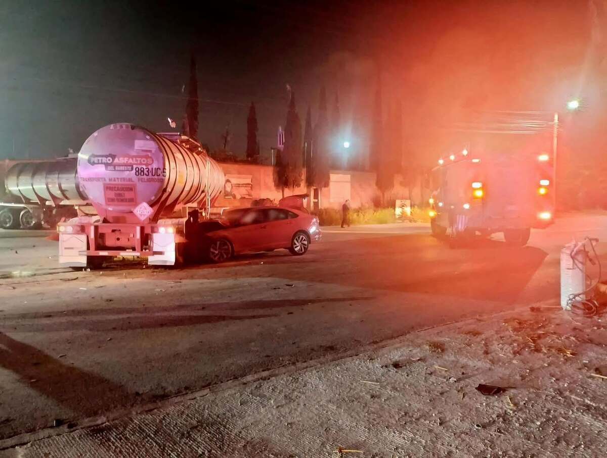 Accidente entre auto y pipa en Hidalgo. (Cortesía)