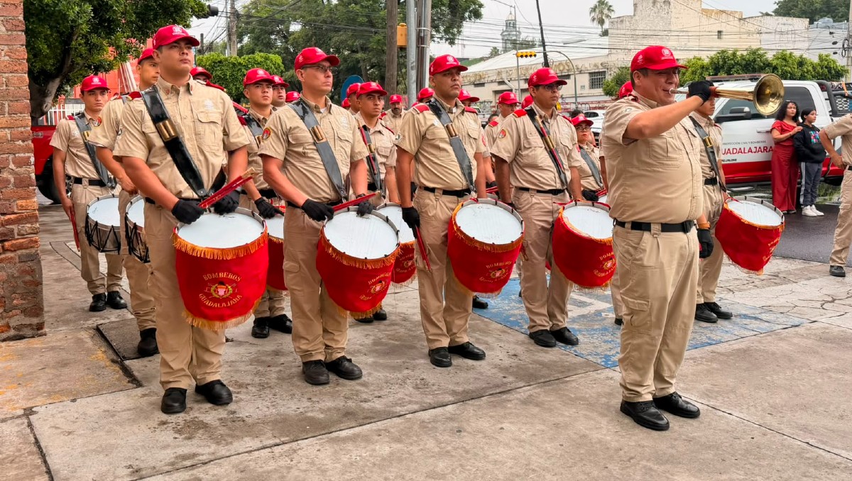 Bomberos realizan acto conmemorativo en su Día Nacional en Guadalajara (Roberto Hurtado)