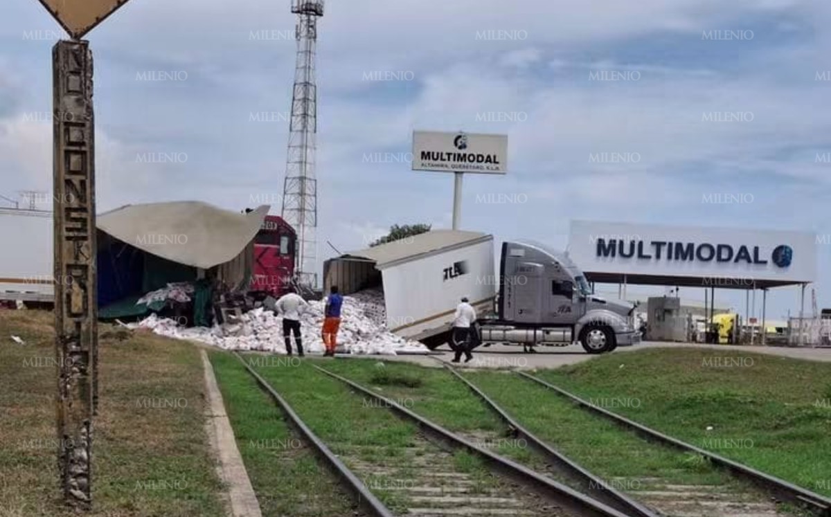 Camión partido en dos tras impacto de tren. | Sergio S.