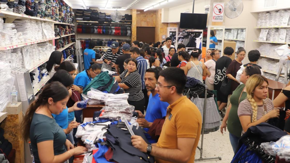Decenas de padres de familias compran uniformes ante regreso a clases. | Roberto Alanís