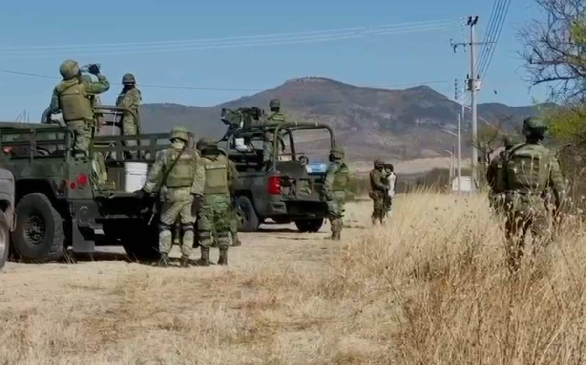 En las inmediaciones de la comunidad se mantiene un operativo militar y policiaco. | Foto: Especial