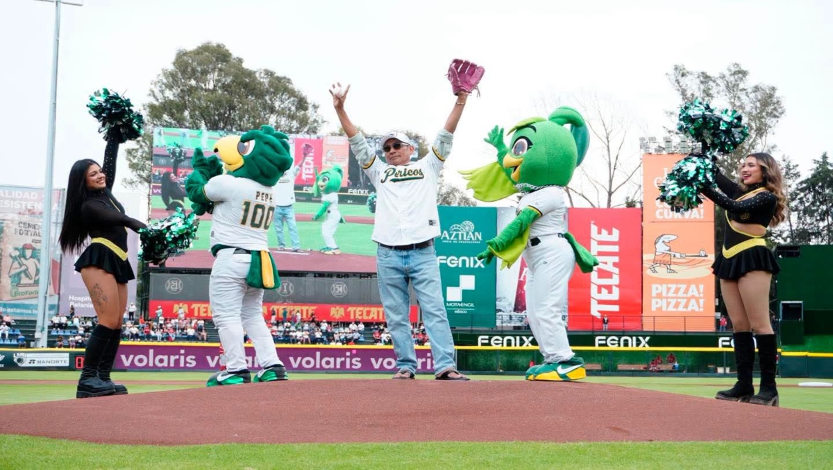 Jorge Campos lanza primera bola en tercer juego de Serie en Puebla | Pericos de Puebla