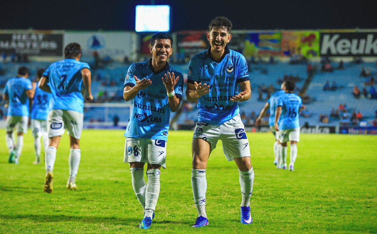 Jugadores de la Jaiba Brava celebran el triunfo ante Alebrijes de Oaxaca. | Cortesia