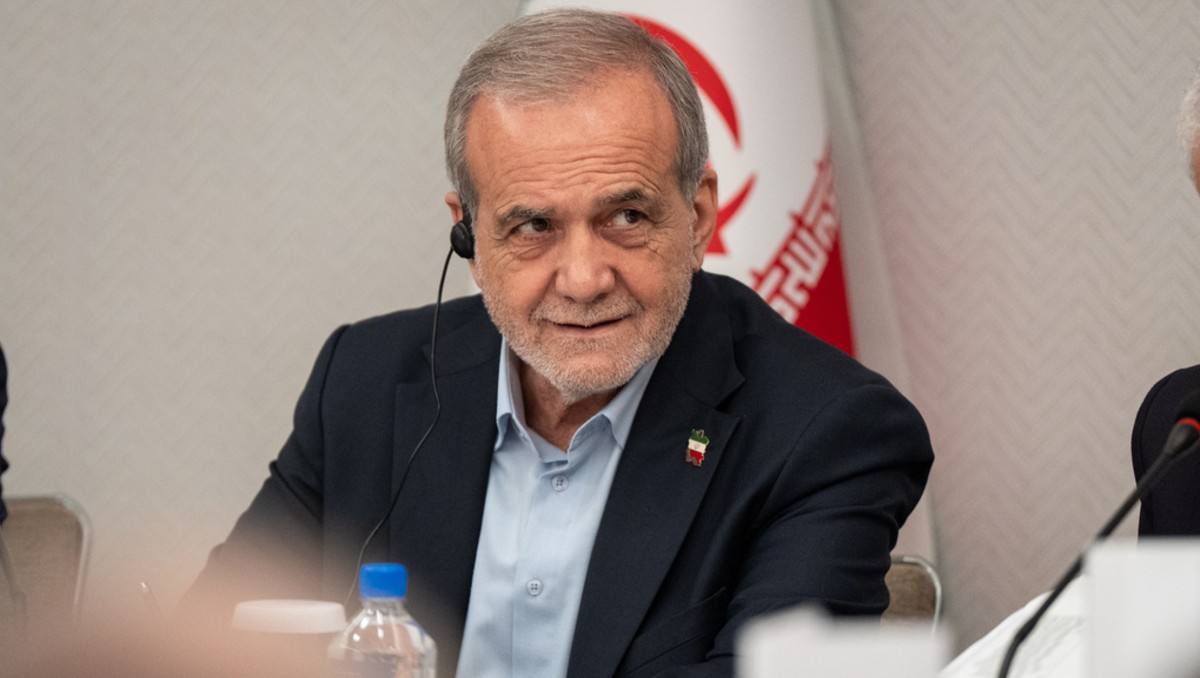 Masoud Pezeshkian, presidente de Irán, ha mantenido diálogo con aliados en la región | Foto: AP