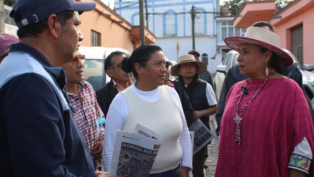 La senadora con licencia Ana Lilia Rivera inició en Ixtenco recorridos para distribuir el periódico Regeneración entre la ciudadanía. | Foto: Especial