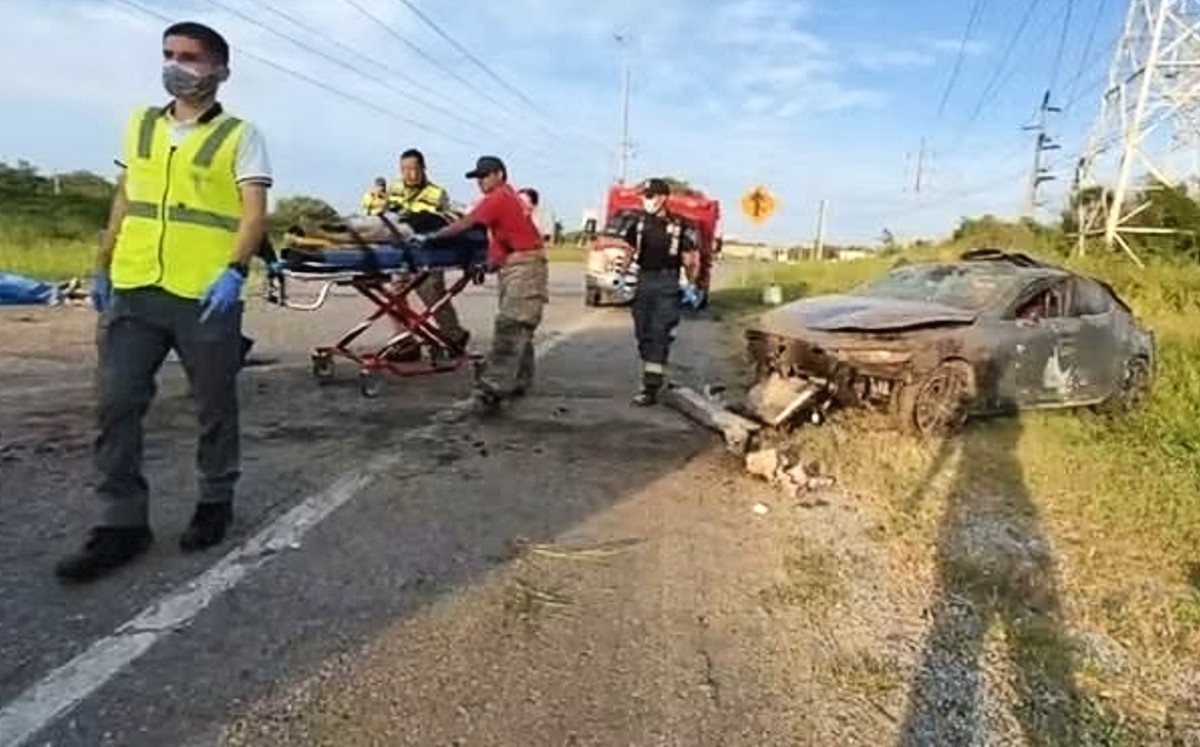 Servicios de emergencia atienden volcadura en el bulevar Primex de Altamira. | Sergio Sánchez