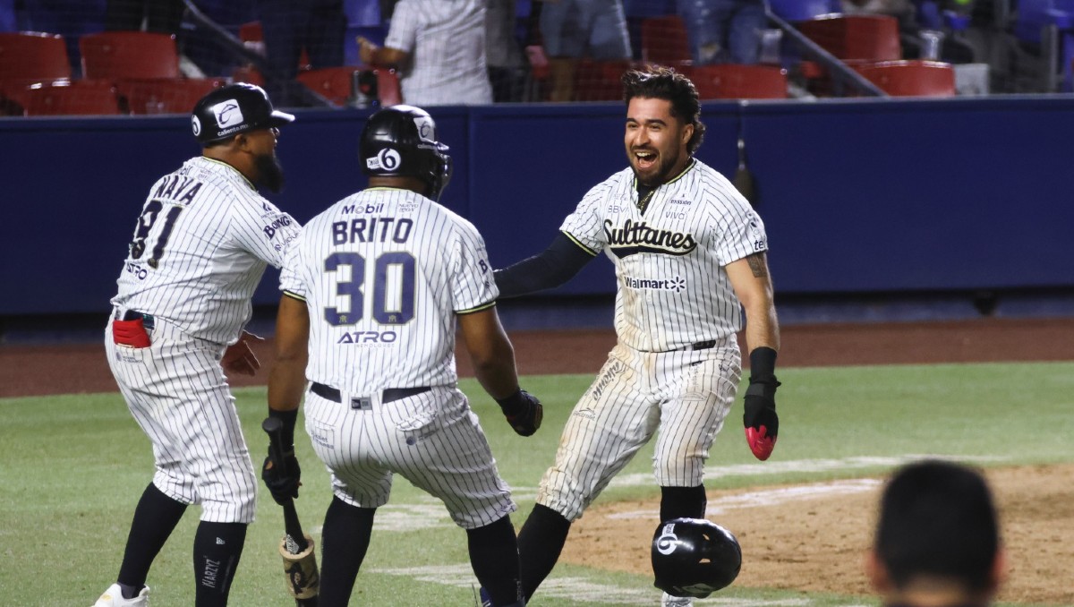 Sultanes de Monterrey toma ventaja sobre Caliente de Durango en Serie de Zona en juego de extrainnings (Roberto Alanís)
