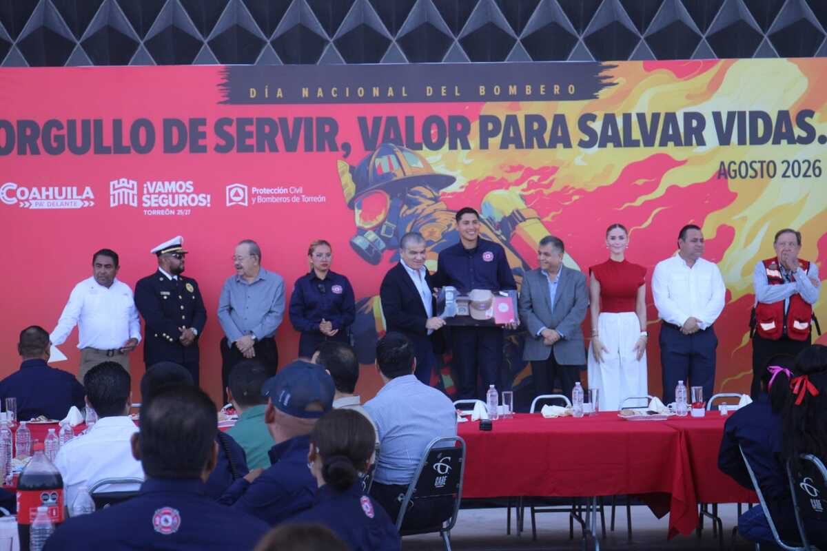 En Torreón, alcalde reconoce a bomberos por su labor. | Foto: Rolando Riestra.