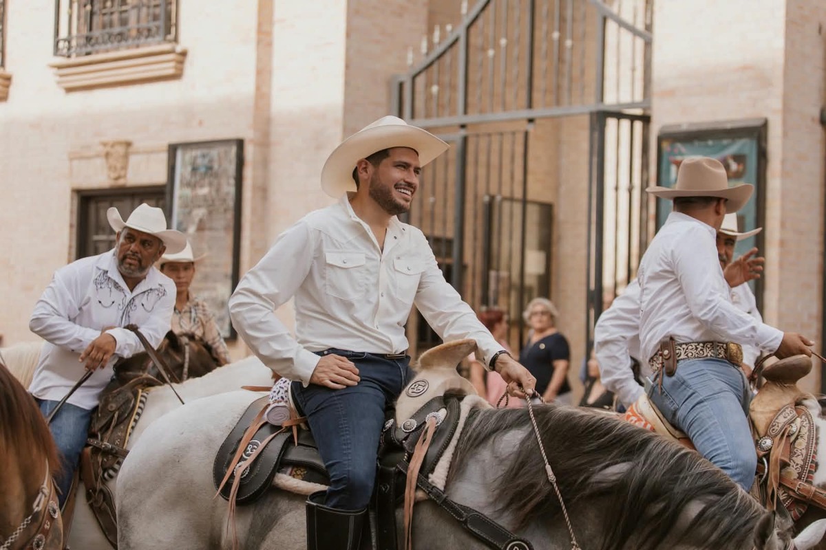 Beto Granados participó junto a diferentes agrupaciones de cabalgantes en una actividad para promover las tradiciones de Matamoros.