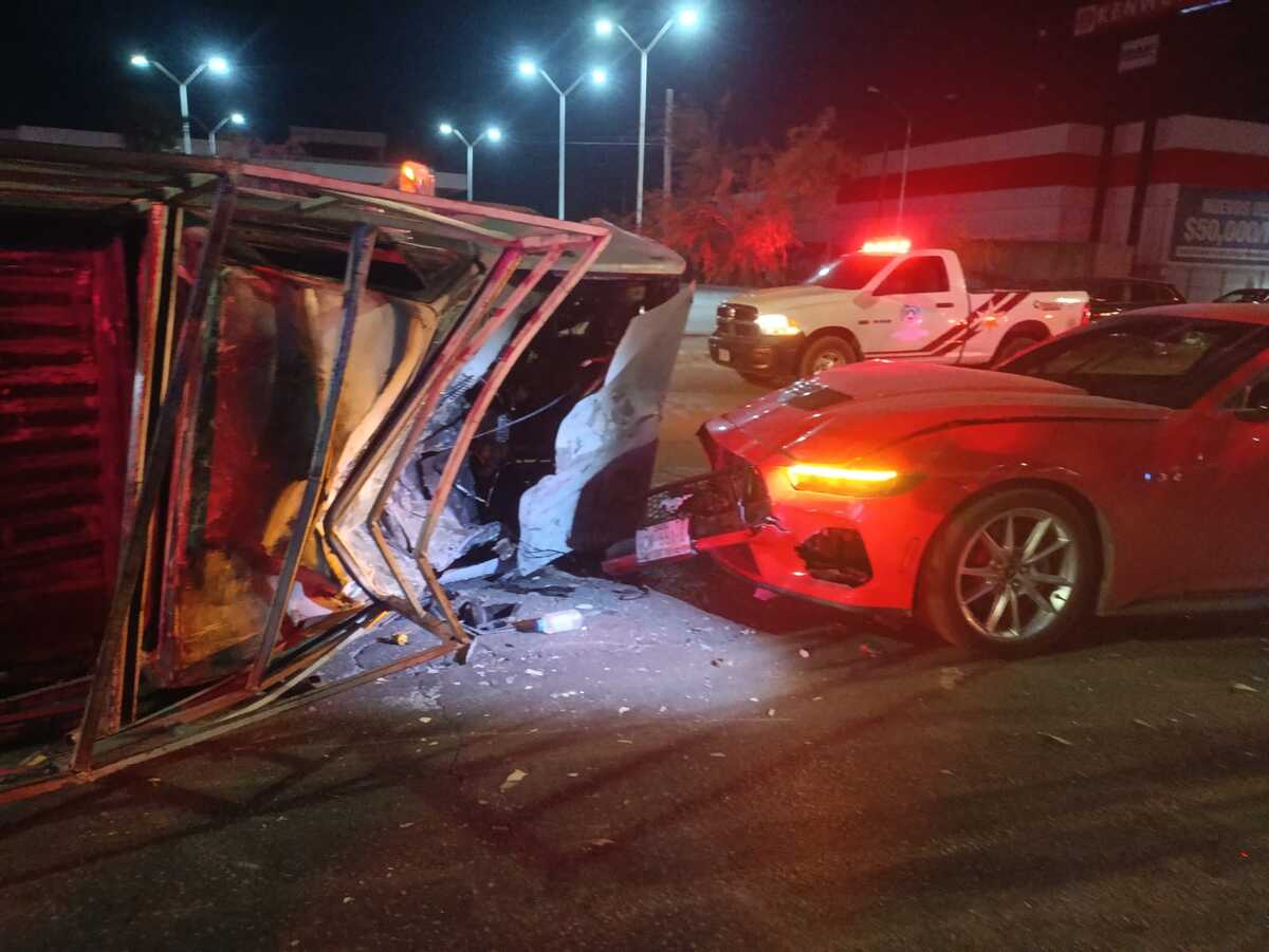 Carambola en Periférico de Torreón deja dos lesionados. | Fotos: Protección Civil.