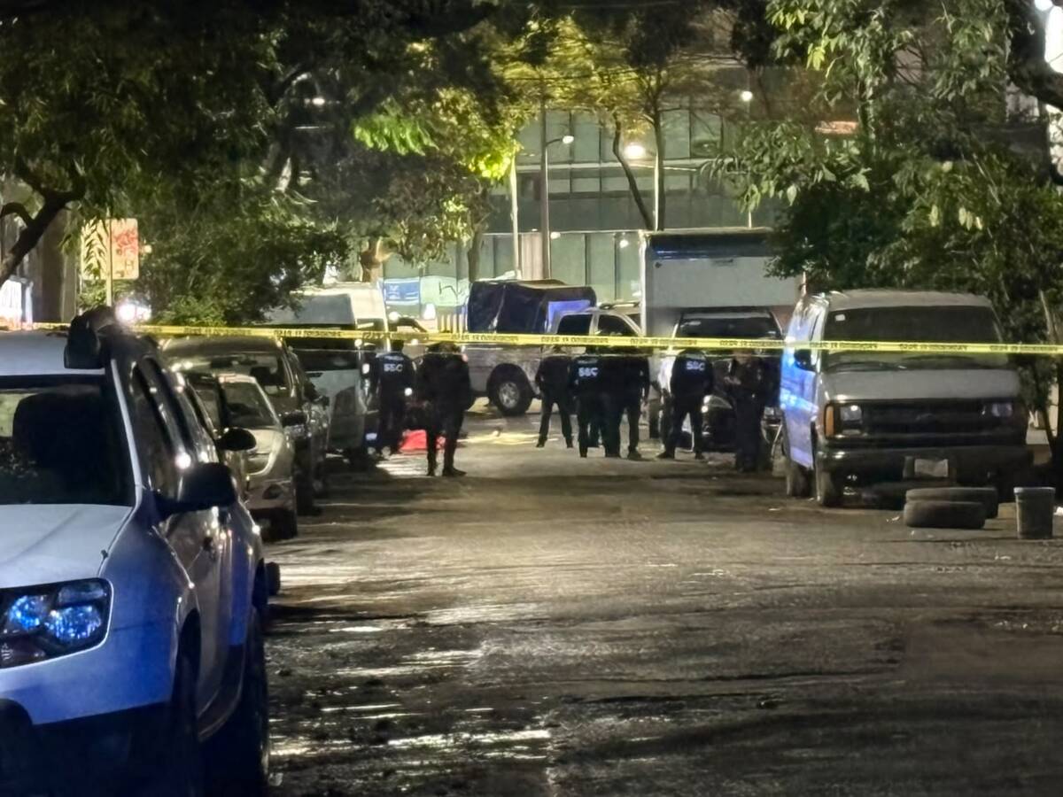 Elementos de seguridad y peritos acordonaron la esquina de Lago Chalco y Marina Nacional. | Foto: Enrique Luna