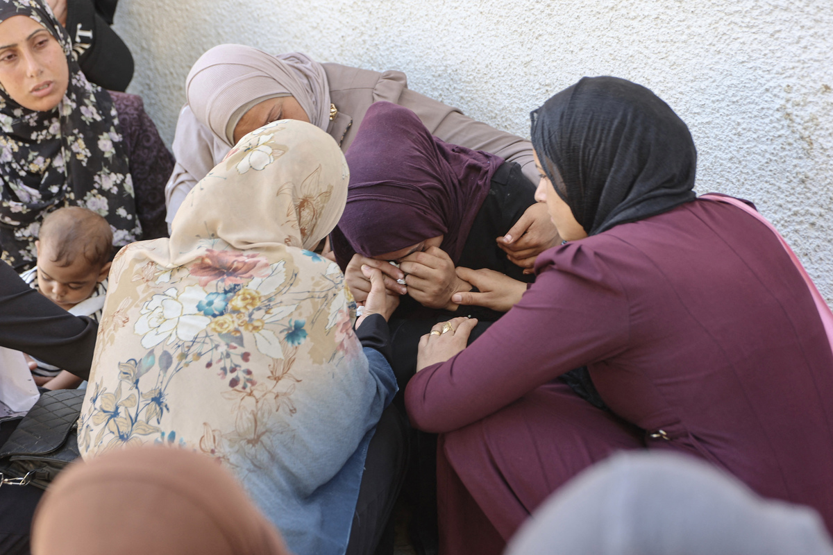 Unas mujeres lloran durante el funeral de palestinos fallecidos en un ataque del ejército israelí contra el puerto de la ciudad de Gaza. | AFP