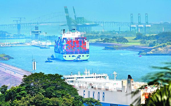El bajo nivel del agua obligó a restringir el número de buques que transitan por el Canal de Panamá. EFE